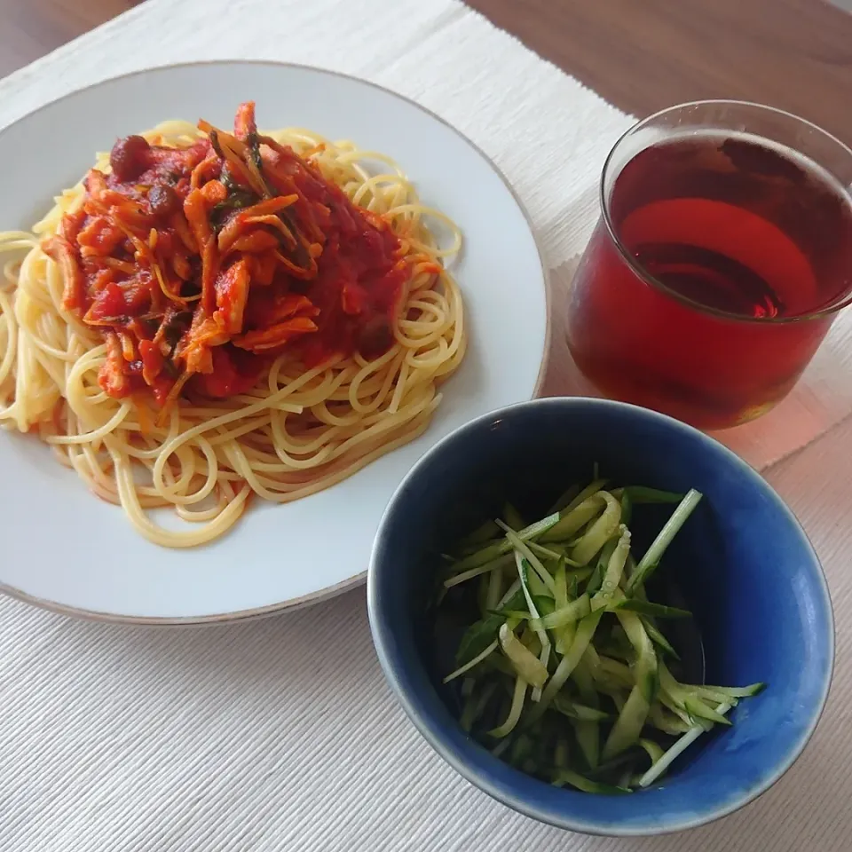 ささみときのこと水菜のトマトソーススパゲティ
水菜ときゅうりのサラダ|oneiさん