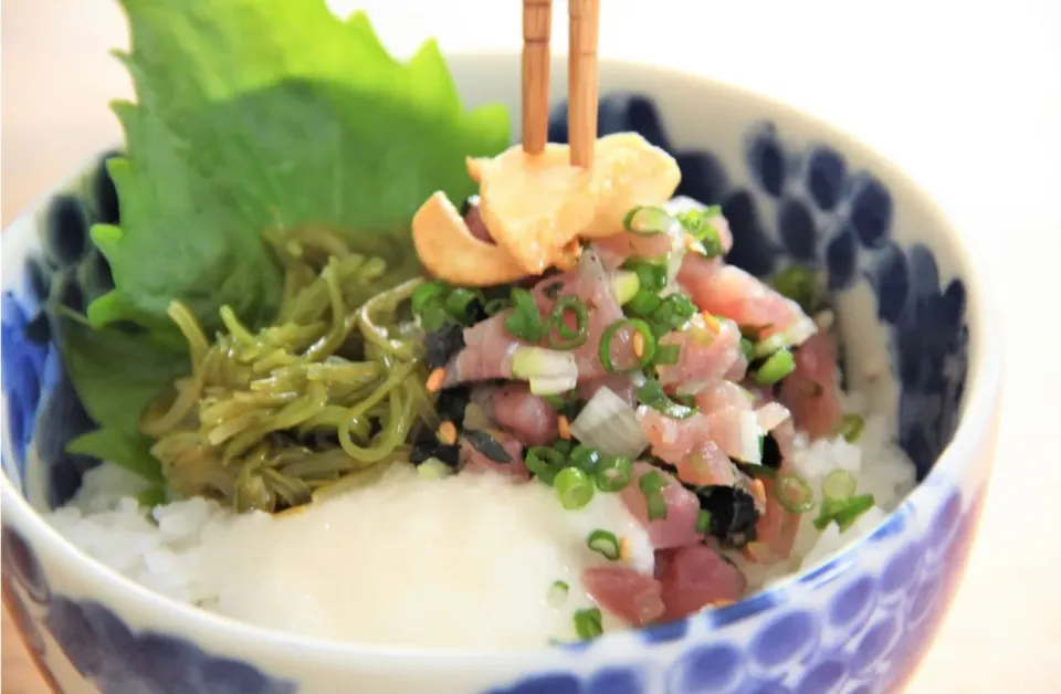 Snapdishの料理写真:フライドガーリックが味の決めてマグロ丼　#料理研究家指宿さゆり|【公式】料理研究家　指宿さゆり≫ｽﾀｼﾞｵ（ｽﾀｯﾌ運営）さん