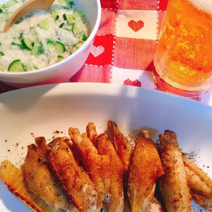 今夜は山芋のすりおろしに胡瓜🥒大葉を入れて食べる時に、麺つゆを少々。あとは、鳥を塩胡椒してグリルで焼いたシンプルなアテ🍺|海斗さん