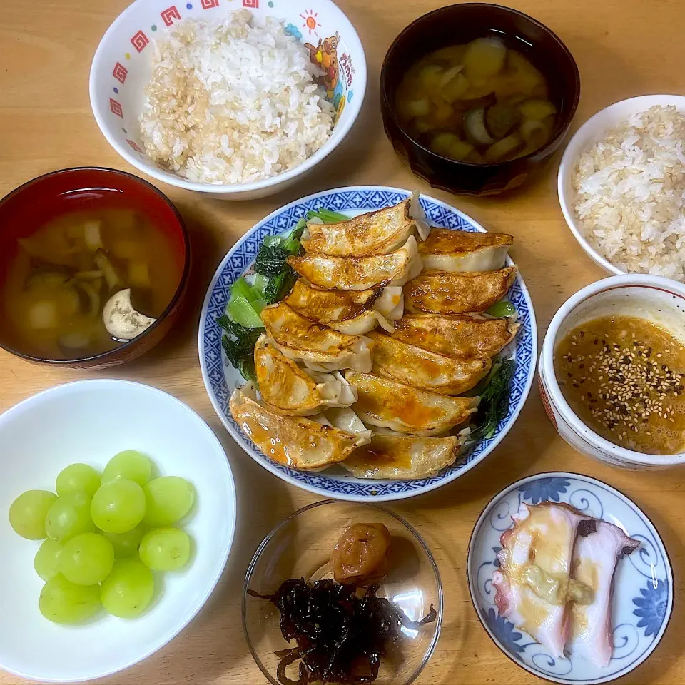 小松菜バター炒めの上に🥬餃子の王将🥟|Makokoさん