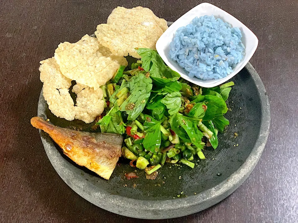 Pencok, ikan peda & nasi uduk butterfly pea|yeni kartikasariさん