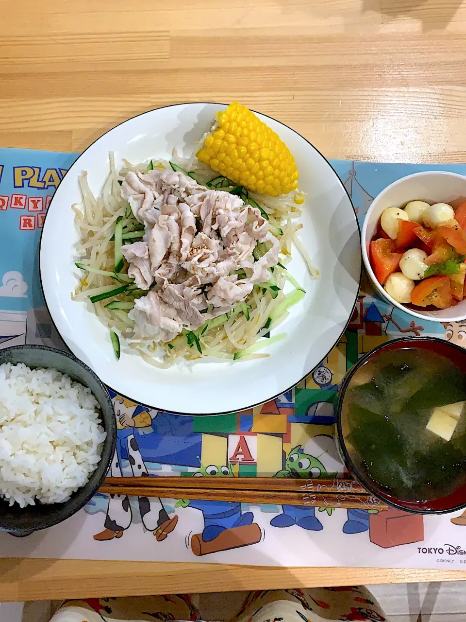 ・冷しゃぶ　・トマトとモッツァレラチーズのサラダ　・お味噌汁|ぺろたんさん