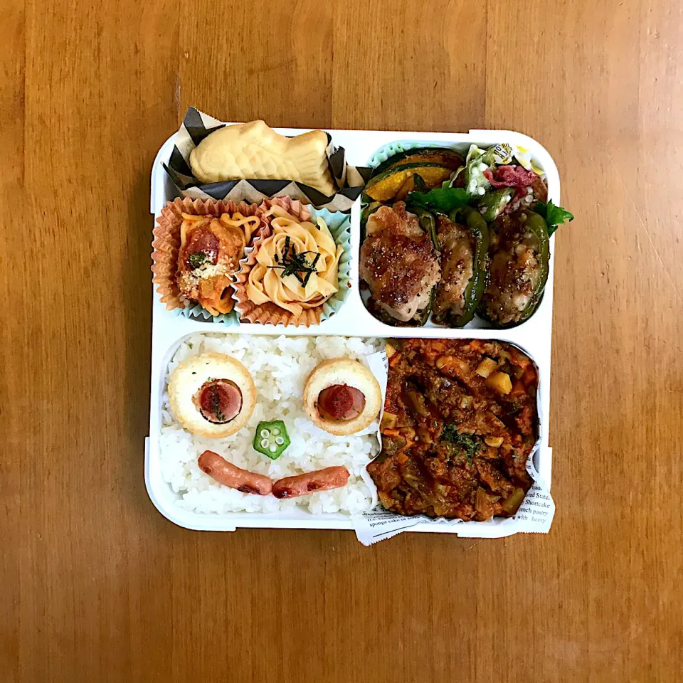 Snapdishの料理写真:ドライカレー弁当再び(顔つき嫌がらせ弁当)|むろこ。さん