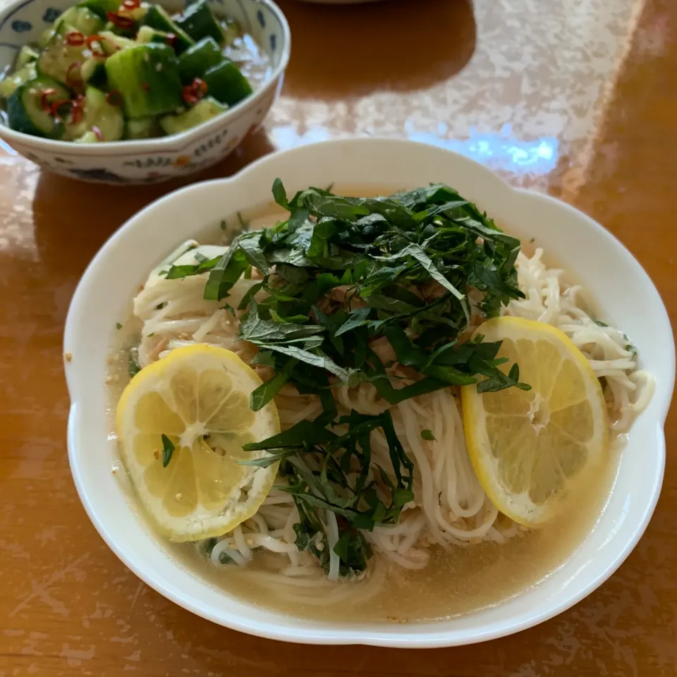 Snapdishの料理写真:レモン香るツナと大葉のさっぱりそうめん・塩ダレたたききゅうり|sayaさん