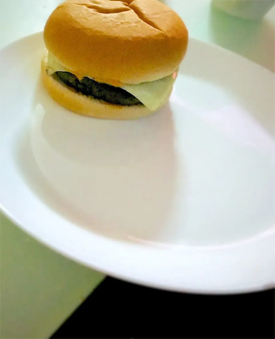 Snapdishの料理写真:Cheese burger|saki90さん