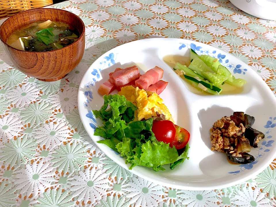 週末の朝食、ベーコンソテー、スクランブルエッグ|小林順子Ayumu1988さん