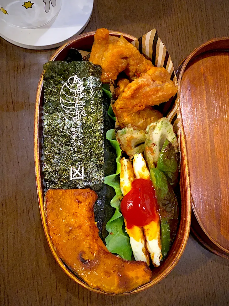 お弁当🍱　鶏唐揚げ辛味だれ和え　竹輪の磯辺揚げ　目玉焼き　ピーマンソテー　カボチャの素揚げ　カツオの浅炊き　海苔弁|ch＊K*∀o(^^*)♪さん