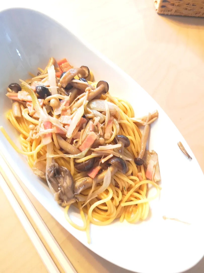 Snapdishの料理写真:のこりもののキノコアヒージョ使って、バター醤油パスタ|✵mami✵さん