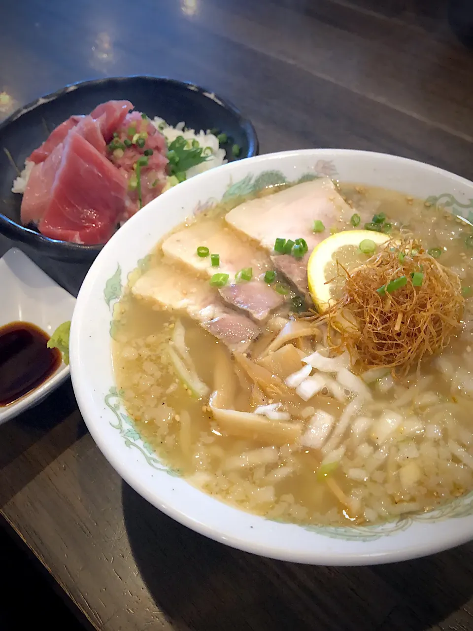 Snapdishの料理写真:ラーメンとマグロ丼|そごまるさん