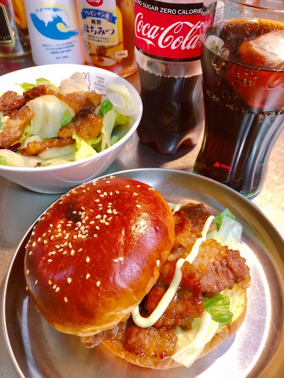 昼ごパン🍞軽く焼いた、ごまバンズに甘辛ダレで焼いたカルビ、レタス、マヨを挟みカルビバーガー🍔サラダはあまったカルビとレタス。コカコーラ🥤先日、買い過ぎたパンの消費に追われてます🤣|海斗さん