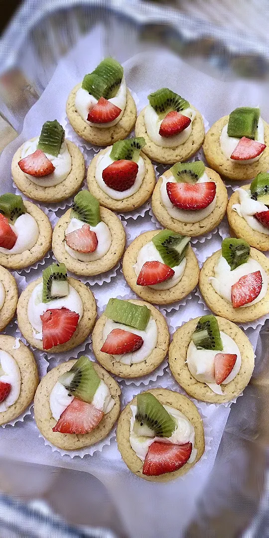 Strawberry Kiwi Mini Cheesecakes|Raquel Santiagoさん