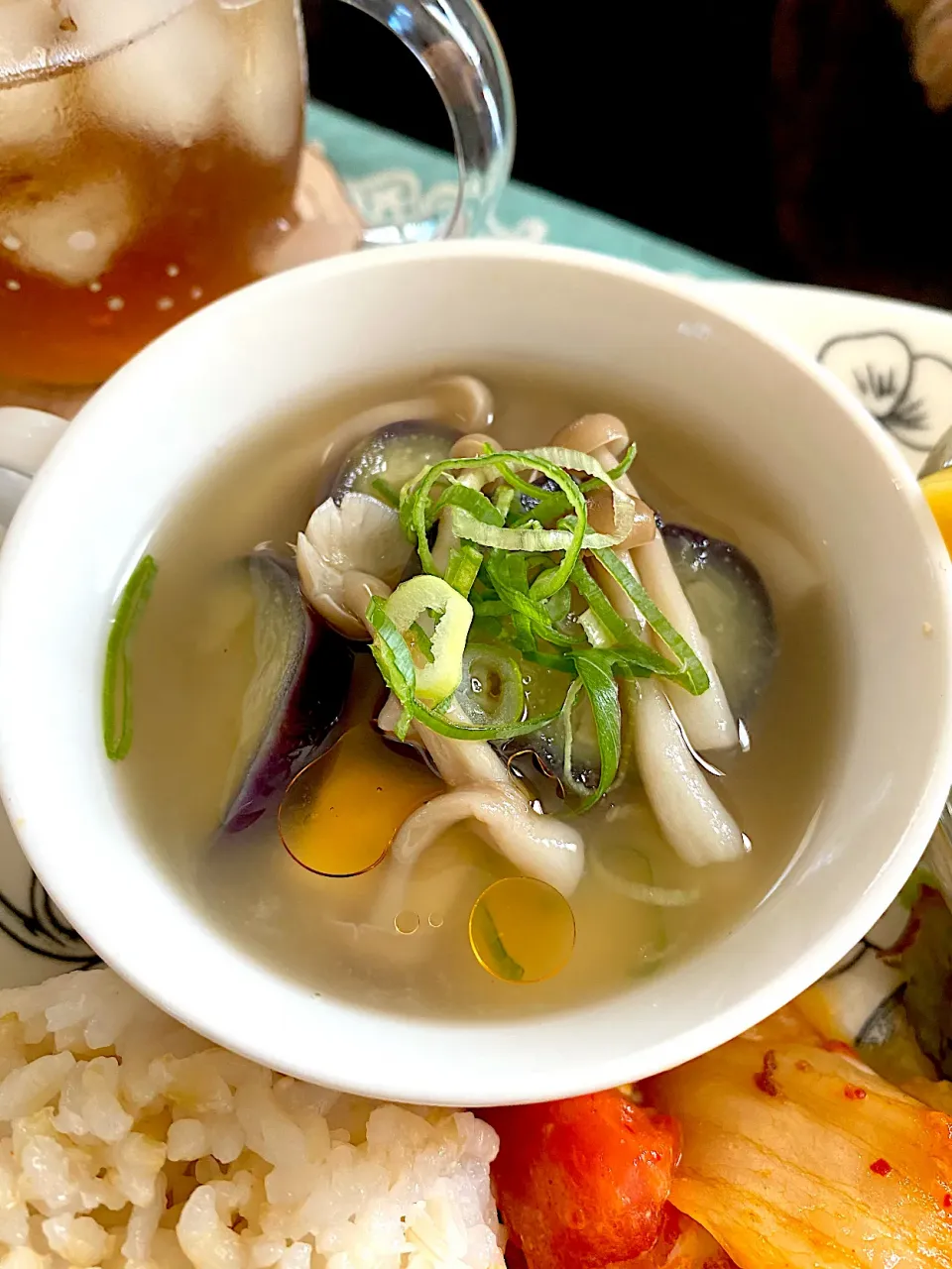 ナスとしめじと豆腐の冷やし味噌汁😋|ゆかりさん