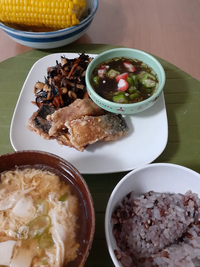 ☆夕飯☆鯖の唐揚げ、ひじき煮物、もずく酢、雑穀米、かき玉味噌汁、とうもろこし|ｼｮｺﾗさん