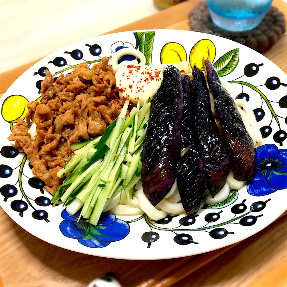 Snapdishの料理写真:焼きナスと豚こま味噌の冷やしぶっかけうどん🐾❤|さくらさん