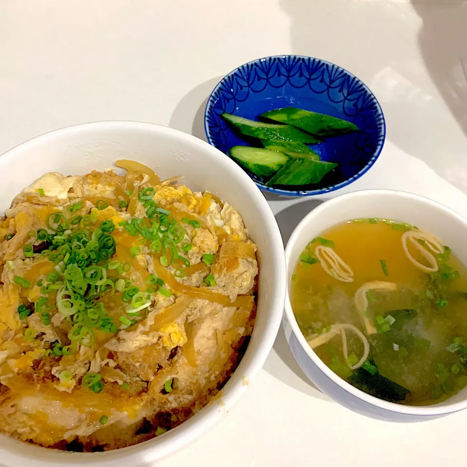 Snapdishの料理写真:旦那夜ご飯☺︎カツ丼☆冷やしきゅうり☆お味噌汁|とまこ(*^o^*)さん