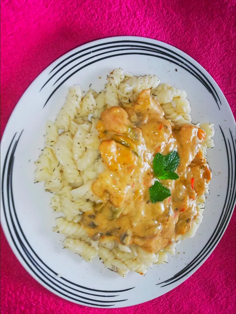 🍜Pasta
🥘Creamy chicken breasts with a zing of chillies and peppers.
#ColdWeatherFood#
🍽️😋💛|ESIBAYENI AFRICAN CUISINEさん