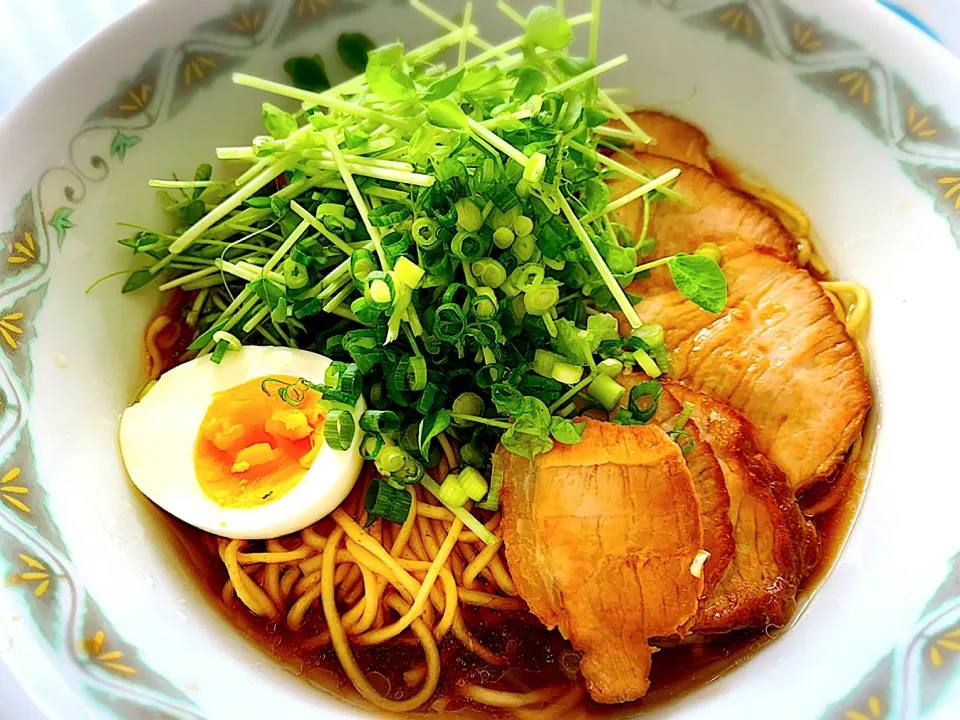 Snapdishの料理写真:豆苗たっぷりのチャーシュー麺 (๑˃̵ᴗ˂̵)و|bamazooさん