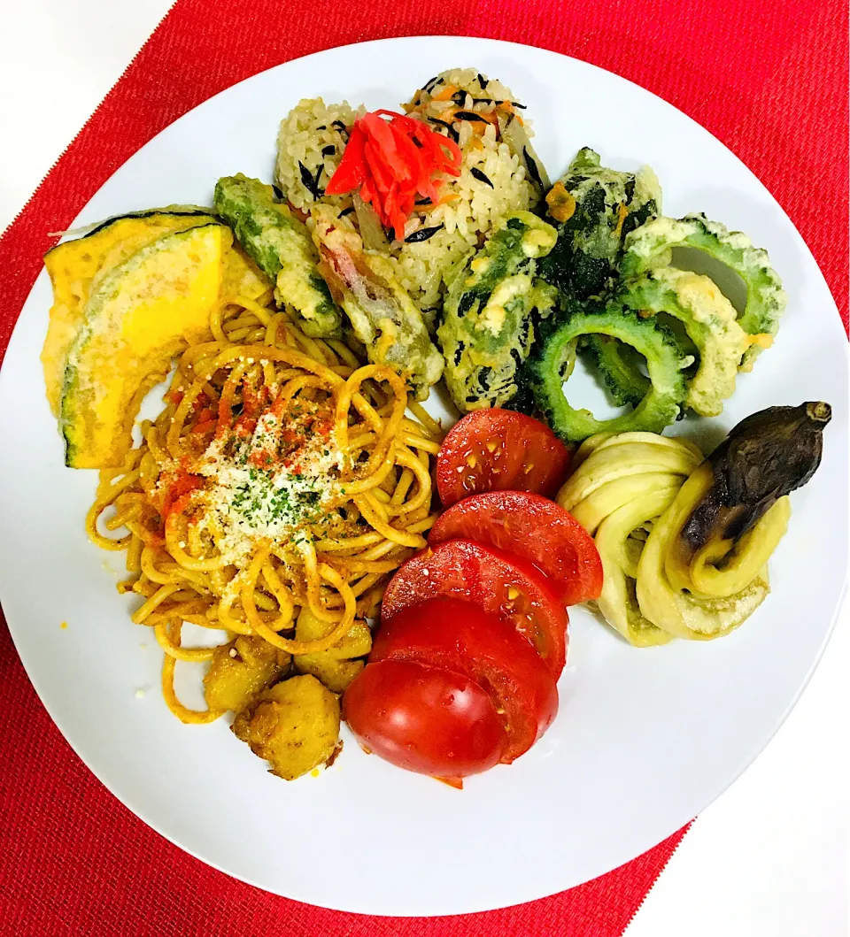 今日の朝ごはん^_^😃スパイスカレースパ❤️夏野菜の天ぷら、衣に減塩梅こんぶ茶❤️炊き込みご飯に減塩梅こんぶ茶❤️茶巾茄子🍆に減塩梅こんぶ茶❤️旨かった笑笑💪❤️|HAMI69さん