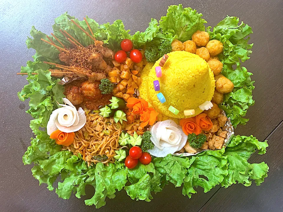 Snapdishの料理写真:Birthday tumpeng|yeni kartikasariさん