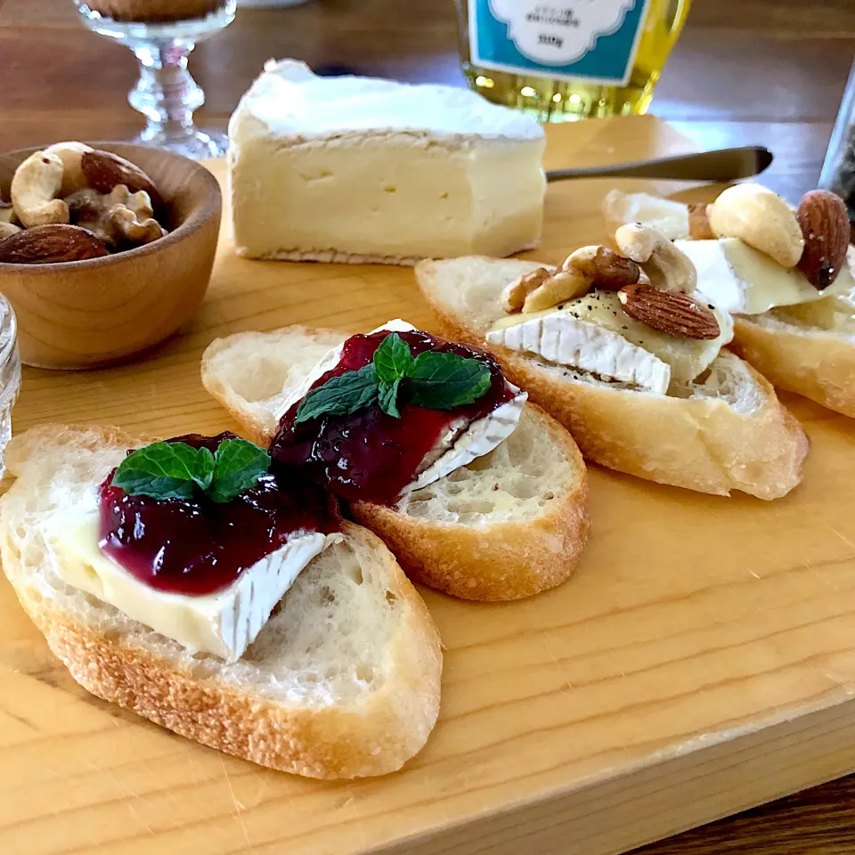 Snapdishの料理写真:ル・ルスティックブリーのタルティーヌ🥖🧀🥜🍯|sato*さん