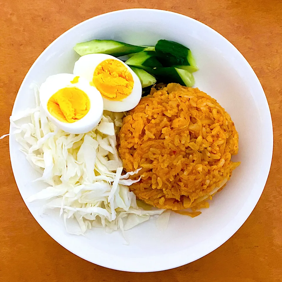 Snapdishの料理写真:Lunch time; kimchi fried rice with cucumber, fresh cabbage and boiling eggs.|MI 「いどりす」さん