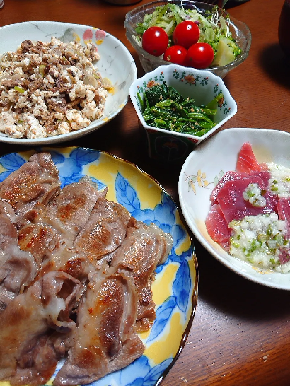 Snapdishの料理写真:豚肉のはさみ焼
イワシの豆腐和え
ほうれん草胡麻和え
サラダ|ぱやさん