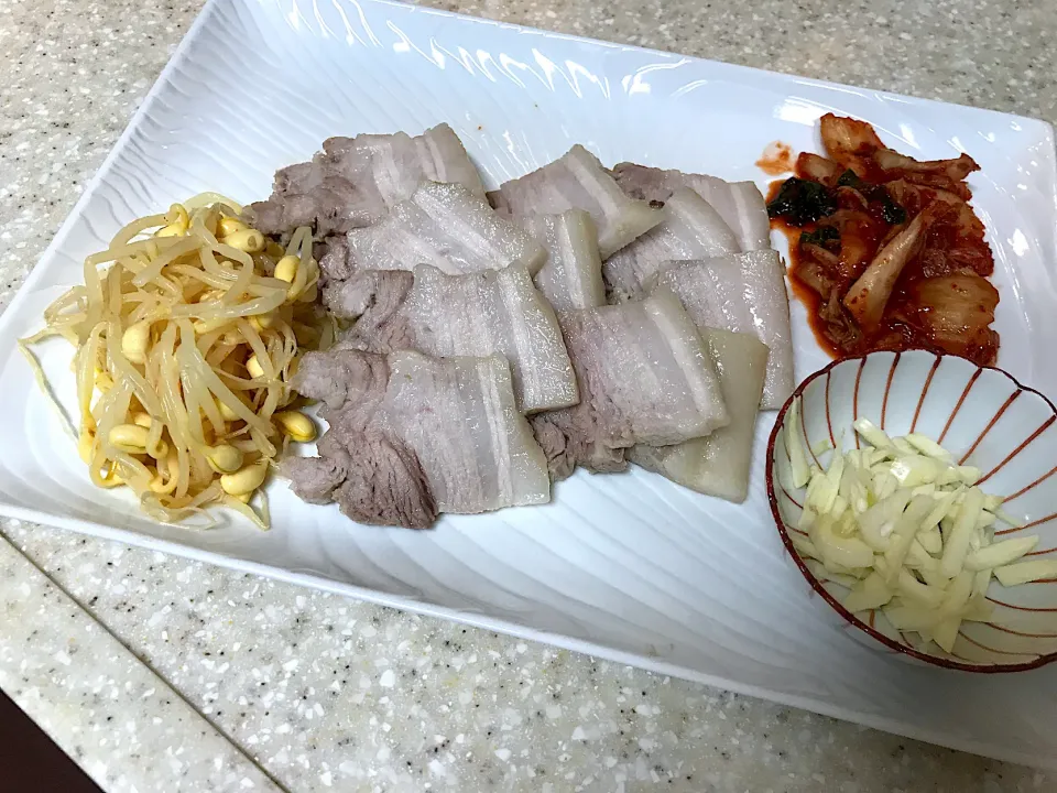 Snapdishの料理写真:家族のリクエストに答えて。またまた韓国風蒸ブタ|Nawaさん