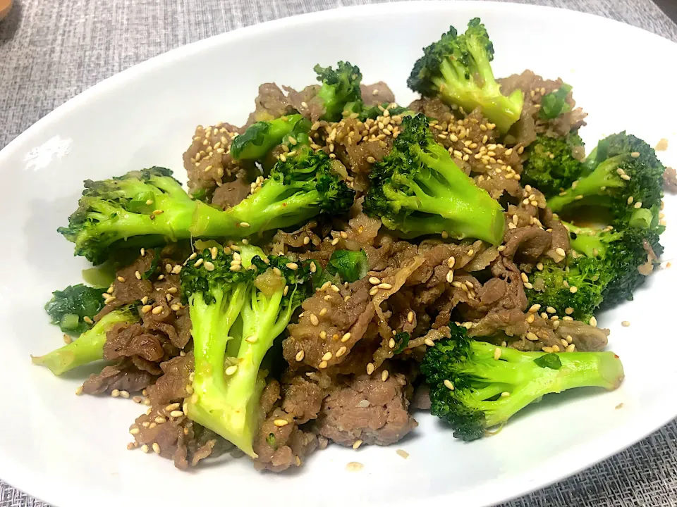 Snapdishの料理写真:Healthy beef & broccoli stir-fry🐮🥦|Makigelinaさん