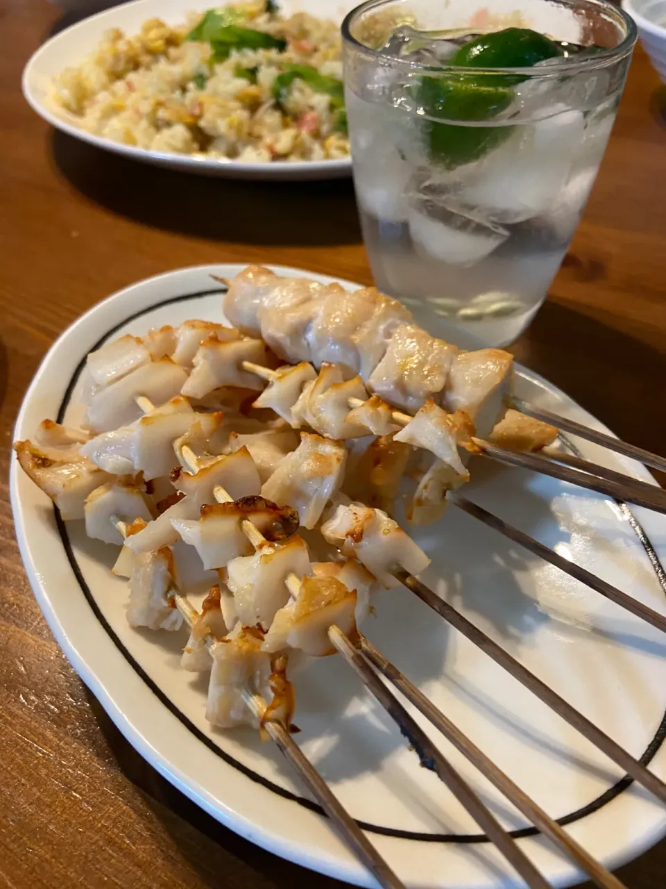 8/30の夕食　鶏串焼きと焼酎酢橘割り|yoneさん