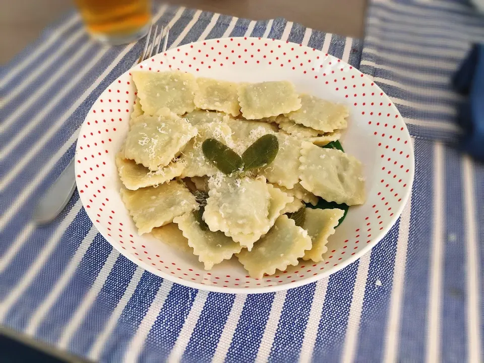 Spinach and ricotta cheese ravioli with butter, parmesan and sage|Ery_05さん