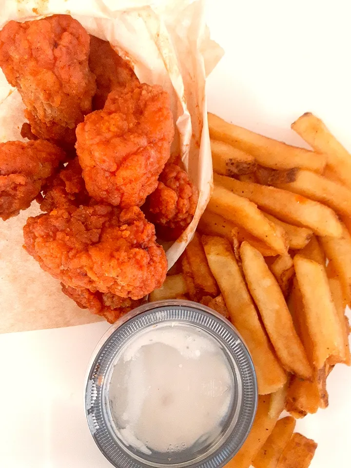 Chili's Buffalo Boneless Wings, Fries, Ranch|Hannah Muscaraさん