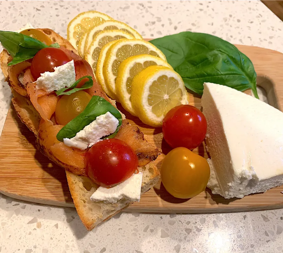 Snapdishの料理写真:French baguette topped with smoke pastrami salmon,heirloom baby tomatoes,  queso fresco, and fresh basil leaves & lemon|🌺IAnneさん