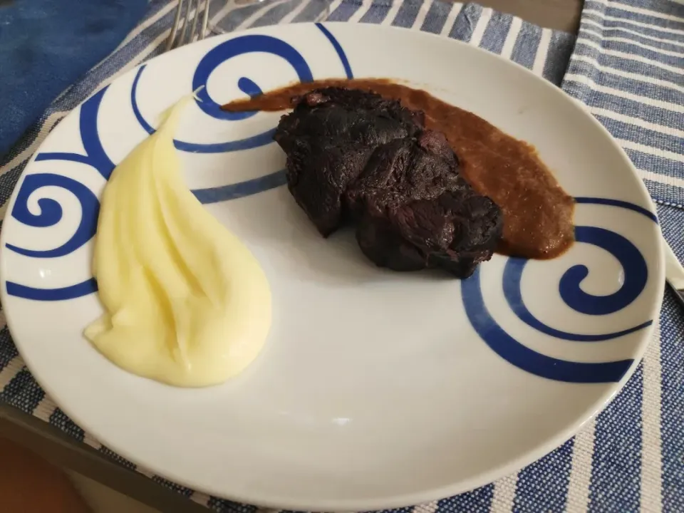 Red wine briased beef with mashed potatoeas|Ery_05さん