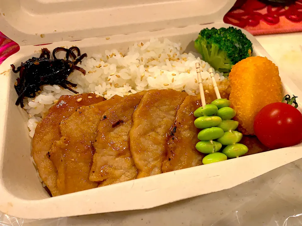 Snapdishの料理写真:豚の生姜焼き弁当🐷|えみりんさん