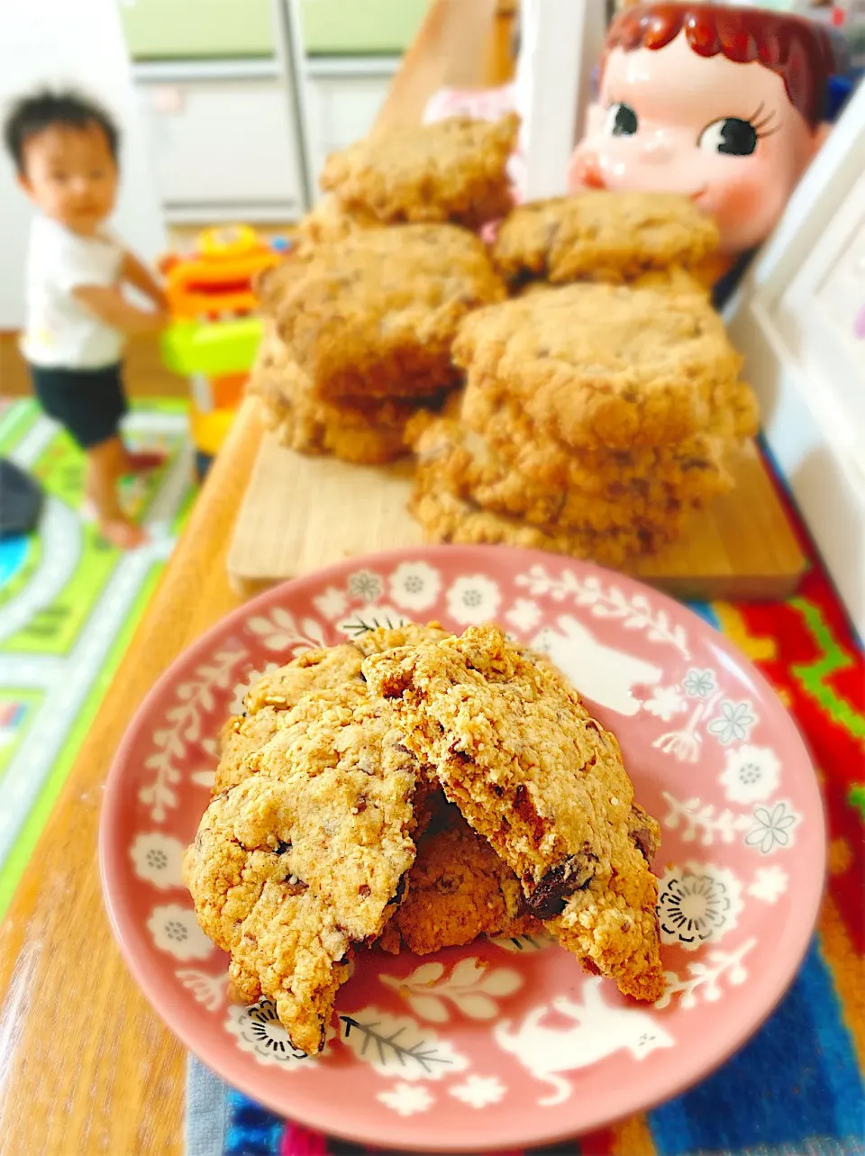 たくさん作ってクッキータワー♡ゴロっとチョコとシナモン＆バニラ香る全粒粉入りザクザクッキー。|ぽき。さん