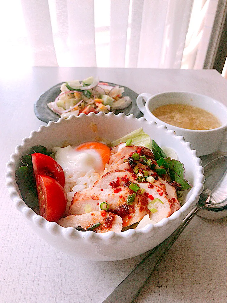 とんちんの料理 湯上りチキンの中華親子丼🥗でブランチ ~本格中華料理店のよだれ鶏のタレで #もぐもぐ探検隊 #湯上りチキン|とんちんさん