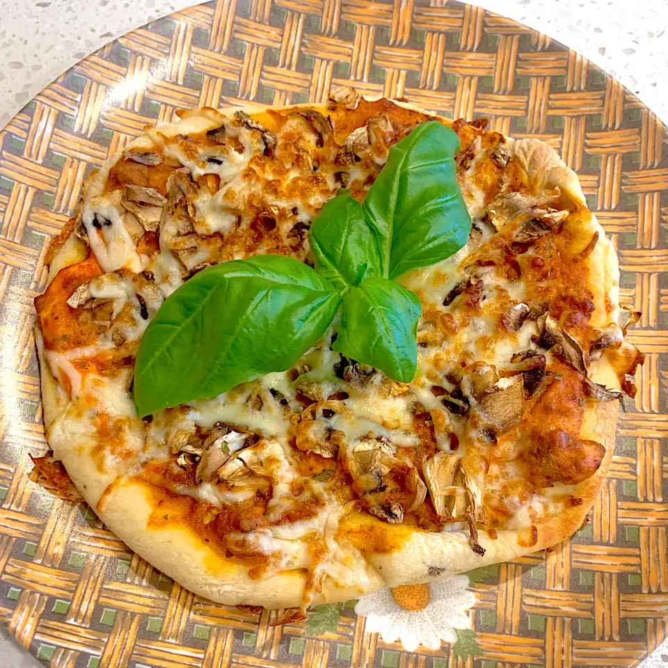 Homemade Mushroom Pizza|🌺IAnneさん