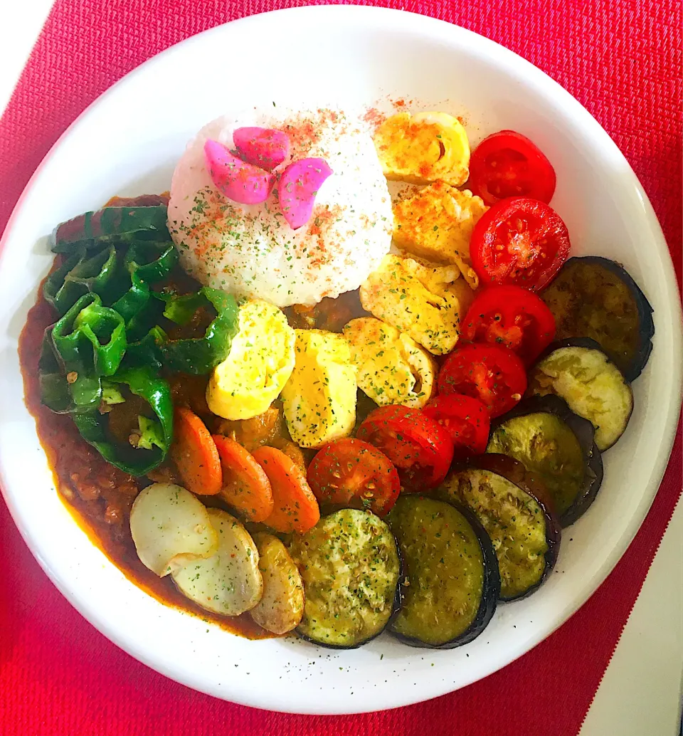 朝ごはん^_^😃スパイスカレー🍛27日目笑笑💪❤️トッピングはニンニク🧄卵焼きトマト🍅茄子🍆ピーマン、ポテト、人参🥕のオリーブオイルソテーハーブソルト🌿で味付け^_^😃❤️💪|HAMI69さん