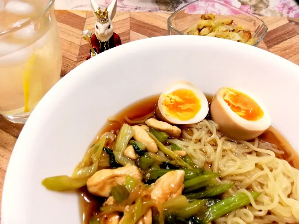 Snapdishの料理写真:8/31
作りおきのセロリとささみのオイスターソース炒めトッピングのつゆも作りおき和風ラーメン🍜🍥で昼ご飯？😅|たえさん