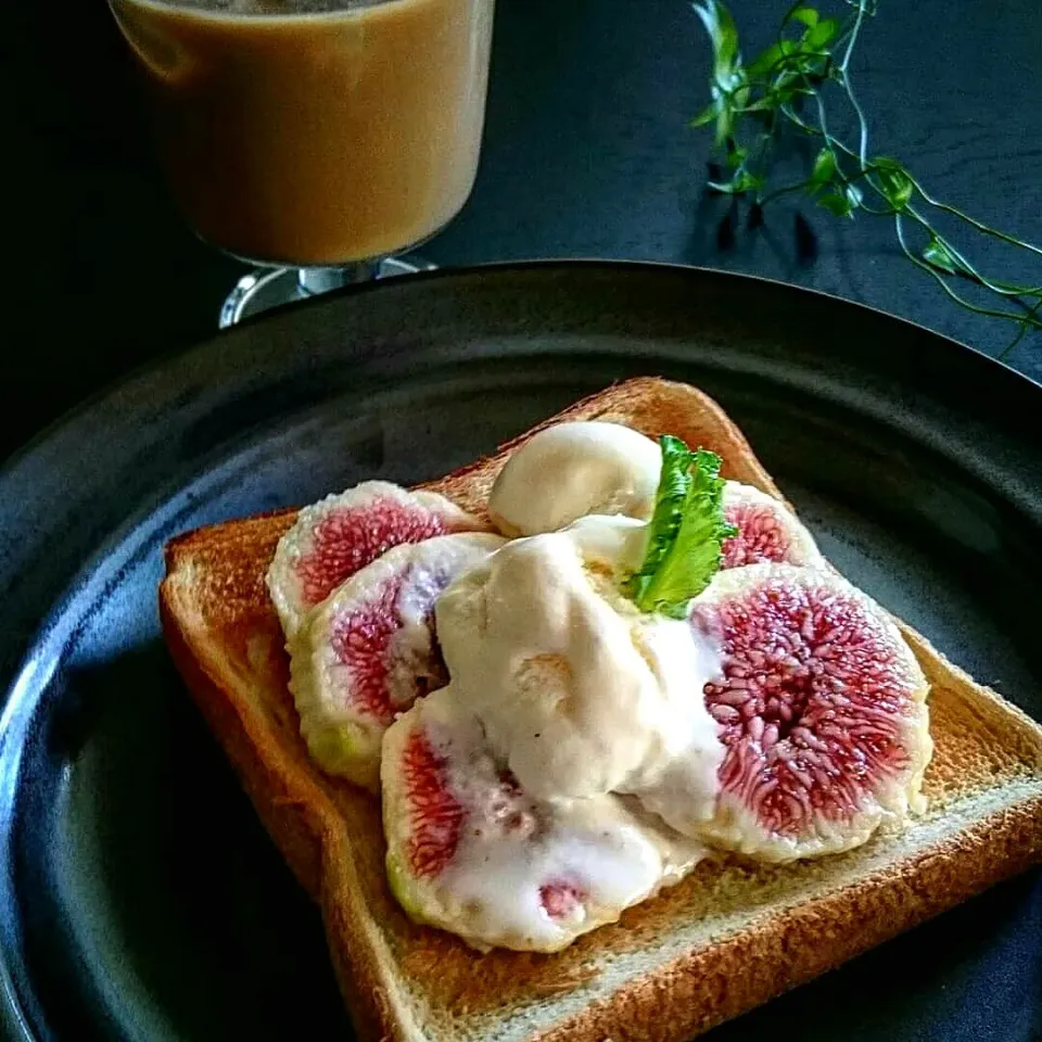 無花果とアイスクリームのトースト😋☝|瑞さん