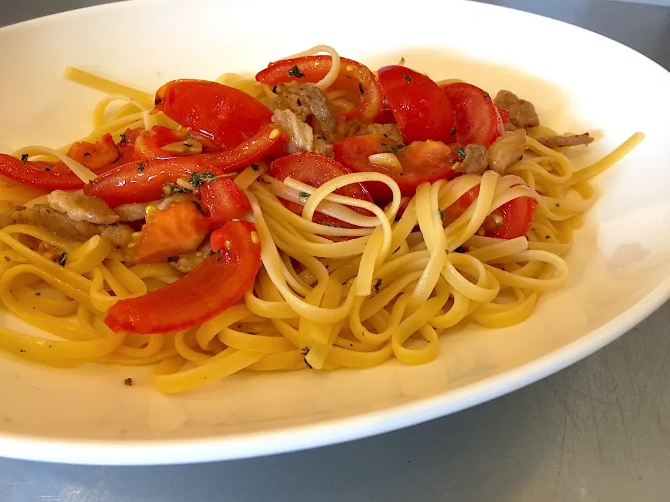 今日の賄い！フレッシュトマトと豚バラのパスタ！|じゃっきーさん