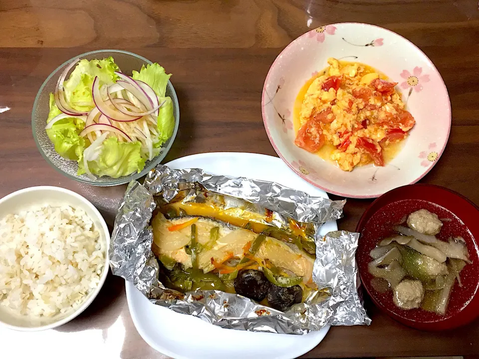 鮭のホイル焼き きのこと鶏団子のお吸い物 トマトと卵の炒め物 大根サラダ|おさむん17さん