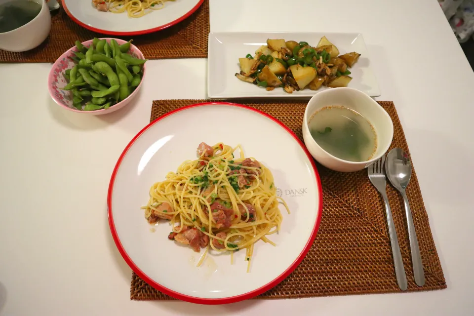 今日の夕食 焼き鳥缶のパスタ、じゃがいもとピーマンのオイスターソース炒め、わかめスープ、枝豆|pinknari🐰🌈さん