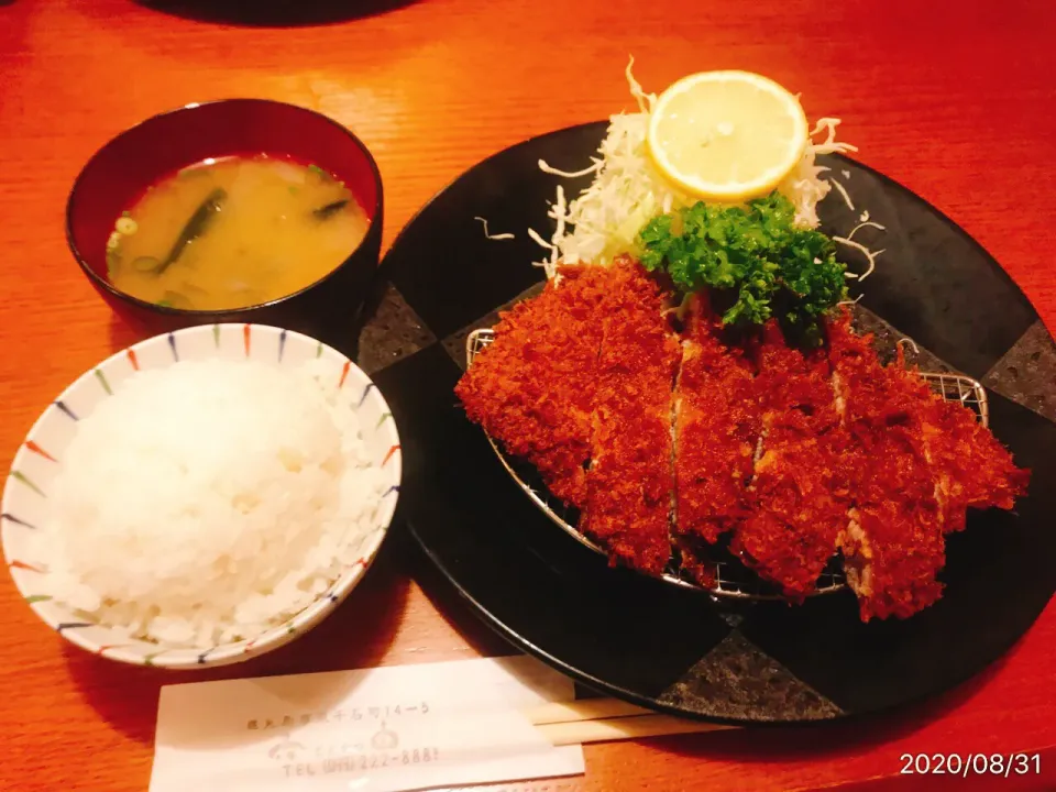 Snapdishの料理写真:ロースカツ定食（茶美豚）|コージ💫さん