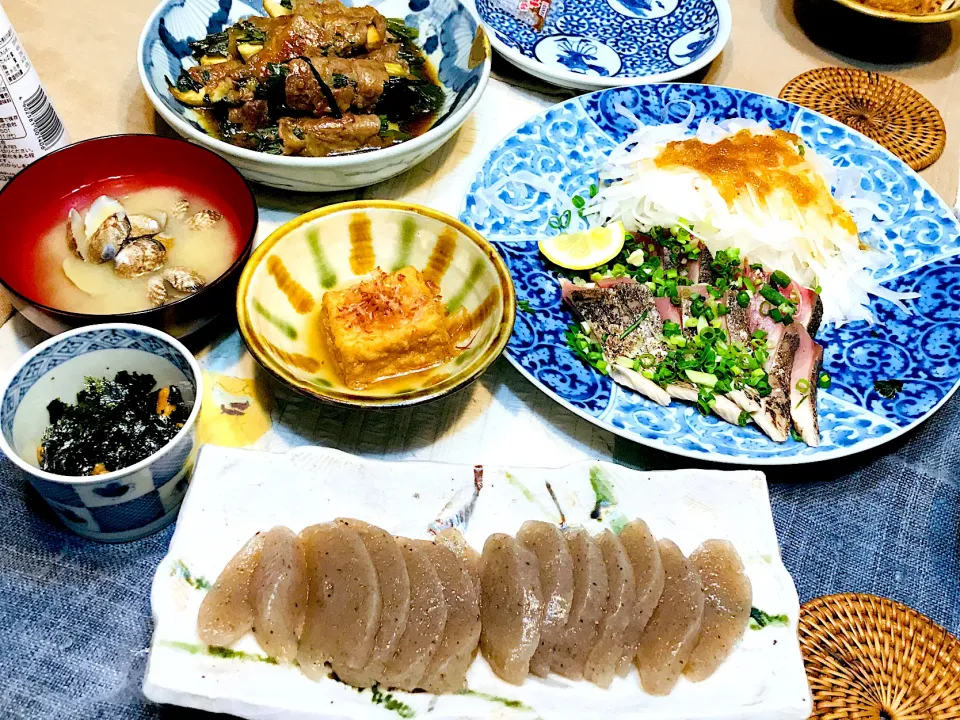 今夜は、茄子とニラの豚巻き、カツオのたたき、刺身こんにゃく、味付き厚揚げ、貝汁、納豆|smilesさん