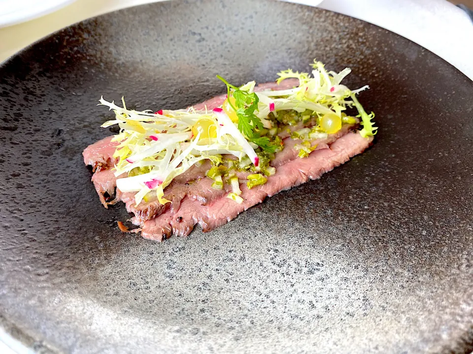 Beef carpaccio, green salsa sauce, radish, mango caviar|skyblueさん