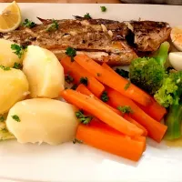 corvina grelhada com legumes|Esperanca Luisさん