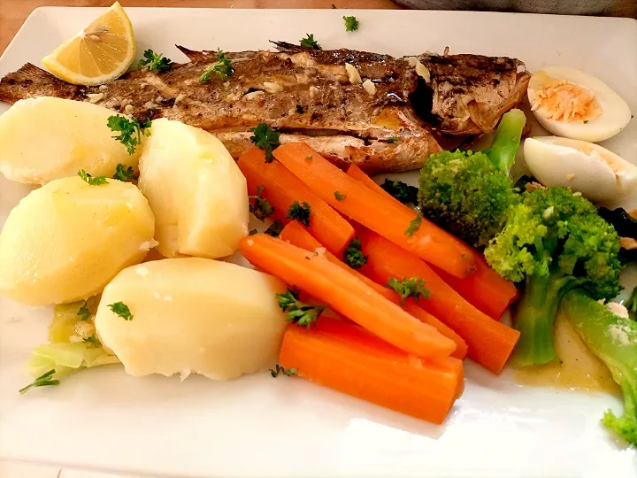 Snapdishの料理写真:corvina grelhada com legumes|Esperanca Luisさん