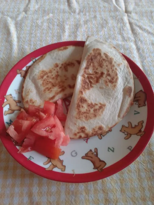 Cheese Quesadilla w/ tomatoe salad.|Luluさん