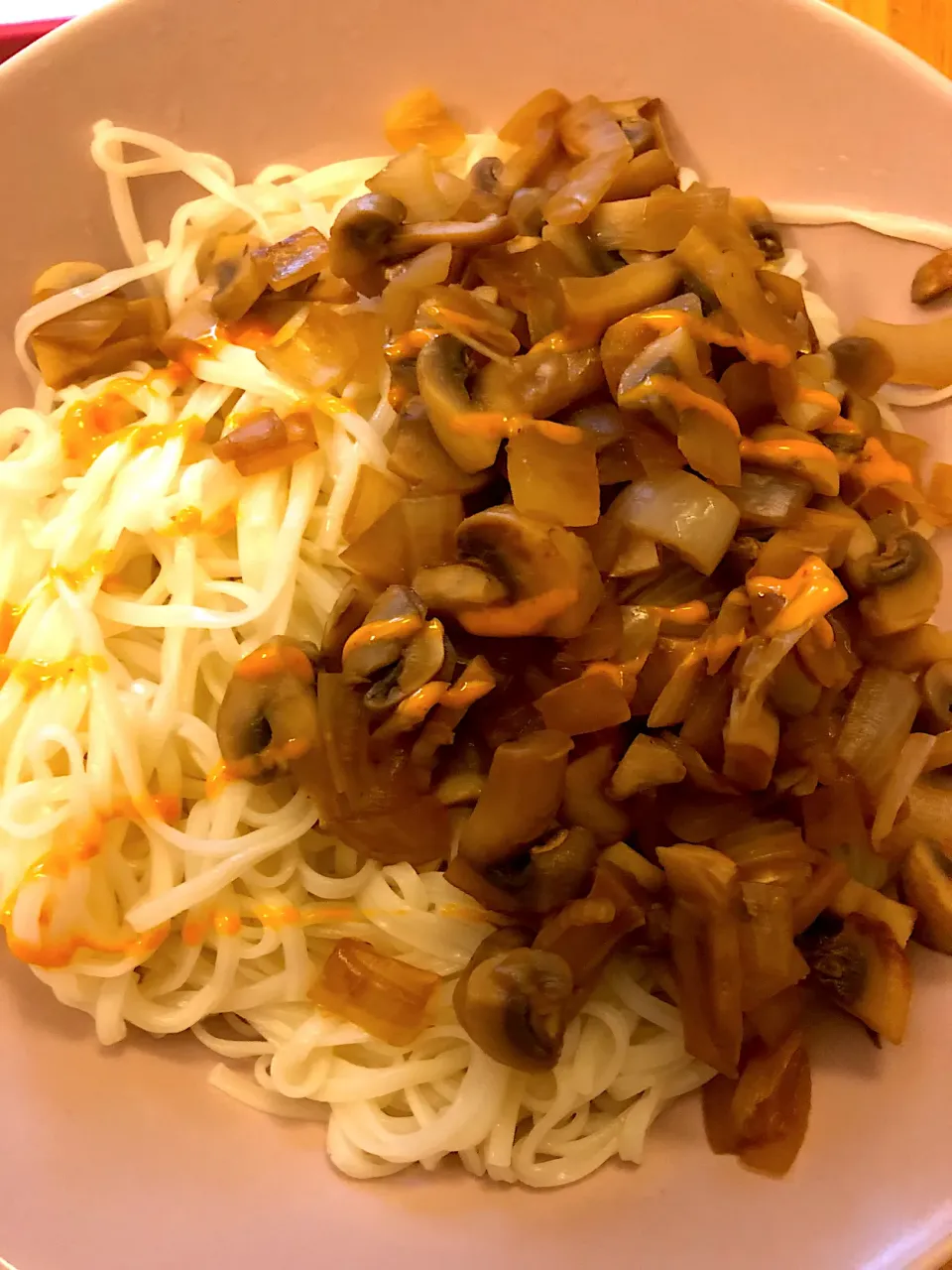 Udon noodles with mushrooms and vegan mayo sriracha|MissYumYumさん